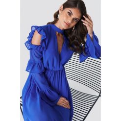 Andrea Hedenstedt x NA-KD Zwiewna sukienka maxi z wycięciami - Blue. Sukienki damskie marki Andrea Hedenstedt x NA-KD. W wyprzedaży za 121.47 zł.