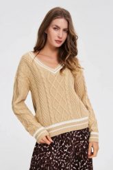 Sweter z dekoltem w serek beżowy. Brązowe swetry damskie MOODO, l, bez wzorów, bez kołnierzyka, bez ramiączek, bez kaptura. W wyprzedaży za 79.99 zł.