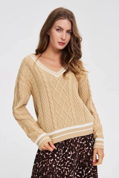 Sweter z dekoltem w serek beżowy. Brązowe swetry damskie MOODO, l, bez wzorów, bez kołnierzyka, bez ramiączek, bez kaptura. W wyprzedaży za 39.99 zł.