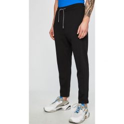 Armani Exchange - Spodnie. Czarne spodnie materiałowe męskie Armani Exchange, m, bez wzorów, z bawełny, casualowe. W wyprzedaży za 269.90 zł.
