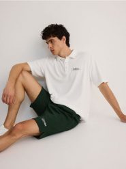 Koszulka polo comfort z napisem - złamana biel. Koszulki polo męskie Reserved, l, bez wzorów, z bawełny, bez ramiączek. W wyprzedaży za 65.99 zł.