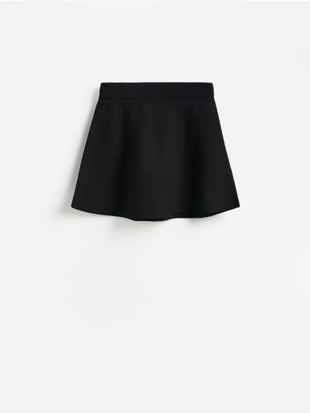 Spódnica mini - czarny. Czarne spódnice damskie Reserved, l, bez wzorów, z dzianiny, mini, rozkloszowane. Za 109.99 zł.