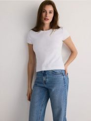 T-shirt z merceryzowanej bawełny - złamana biel. T-shirty damskie Reserved, l, bez wzorów, z bawełny, bez kołnierzyka. W wyprzedaży za 39.99 zł.