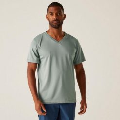 Koszulka Regatta Fingal V-Neck. Niebieskie koszulki sportowe męskie Regatta, m, bez wzorów, z materiału, bez kołnierzyka, bez ramiączek, na fitness i siłownię. Za 88.25 zł.