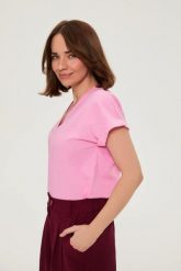 Bluzka z bawełny z dekoltem w serek różowa. Czerwone bluzki damskie MOODO, bez wzorów, z bawełny, bez kołnierzyka, bez ramiączek. Za 54.99 zł.