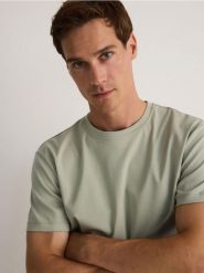 T-shirt regular z dodatkiem lyocellu i konopi - jasnozielony. Zielone t-shirty męskie Reserved, l, bez wzorów, z dzianiny, bez kołnierzyka. W wyprzedaży za 39.99 zł.