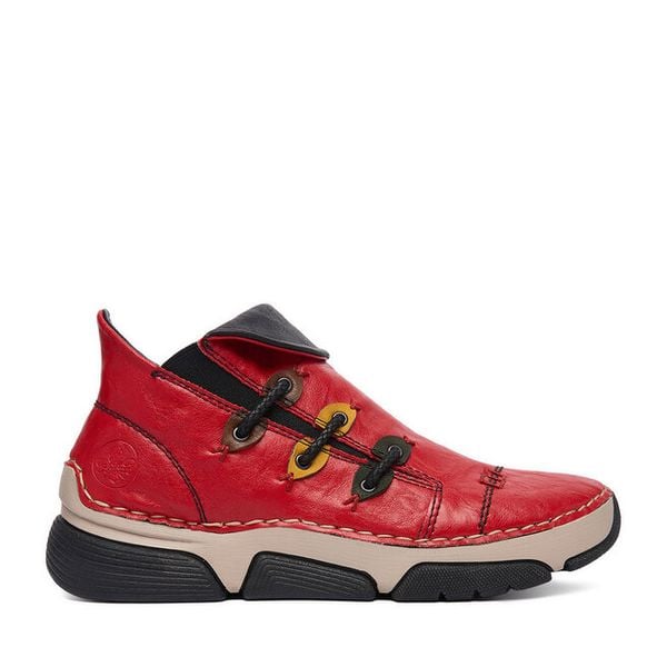 Botki Rieker. Czerwone botki damskie Rieker, bez obcasa, na płaskiej podeszwie, bez zapięcia. Za 349.99 zł.