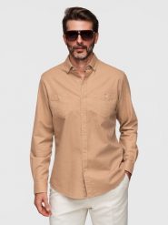 Koszula męska lniana z klasycznym kołnierzykiem i kieszeniami REGULAR FIT – jasnobrązowa V7 - Rozmiar: S. Brązowe koszule męskie Ombre Clothing, na lato, l, z aplikacjami, z bawełny, biznesowe, bez kołnierzyka, bez ramiączek. Za 229.99 zł.