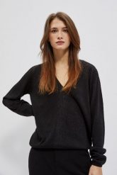 Sweter z dekoltem w serek czarny. Czarne swetry damskie MOODO, m, bez wzorów, bez kołnierzyka, bez ramiączek, bez kaptura. W wyprzedaży za 59.99 zł.