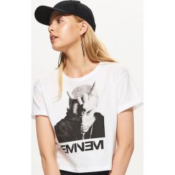 Krótka koszulka eminem - Biały. T-shirty damskie marki Cropp, z krótkim rękawem. W wyprzedaży za 19.99 zł.