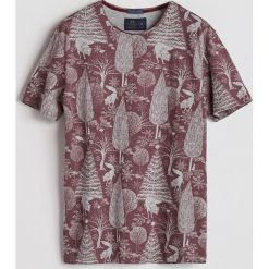 T-shirt z leśnym printem - Bordowy. T-shirty męskie marki Reserved. W wyprzedaży za 39.99 zł.