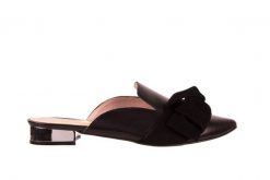 Klapki Bayla-097 01 Czarne Klapki, skóra naturalna - 36. Czarne klapki damskie Bayla, bez wzorów, ze skóry, eleganckie, bez obcasa, na obcasie. W wyprzedaży za 134.10 zł.