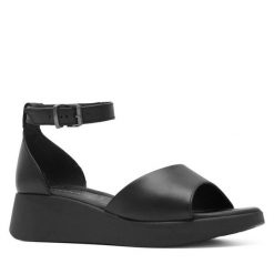 Sandały Lasocki. Czarne klapki damskie Lasocki, bez wzorów, bez obcasa, na koturnie, bez zapięcia. Za 159.99 zł.