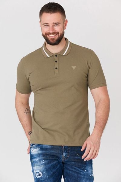 GUESS Khaki męska koszulka polo z paskiem na kołnierzyku, Rozmiar M. Zielone koszulki polo męskie Guess, m, z aplikacjami, prążkowane, bez ramiączek. W wyprzedaży za 154.99 zł.