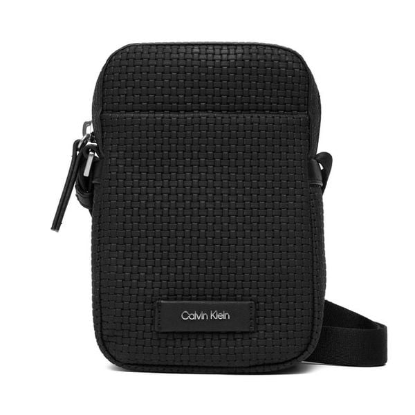 Saszetka Calvin Klein. Czarne saszetki męskie Calvin Klein, młodzieżowe, małe. Za 329.99 zł.