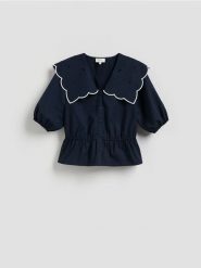 Bluzka z ozdobnym kołnierzem - granatowy. Niebieskie bluzki damskie Reserved, l, bez wzorów, z tkaniny, bez kołnierzyka, bez ramiączek. Za 179.99 zł.