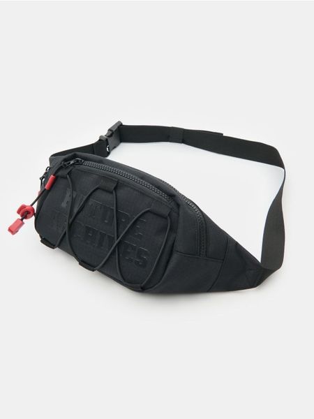 Nerka z napisem i linkami - czarny. Czarne saszetki męskie Sinsay, sportowe, małe. Za 29.99 zł.