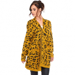 Kardigan "Leopard" w kolorze musztardowym. Żółte kardigany damskie Cosy Winter, z motywem zwierzęcym. W wyprzedaży za 181.95 zł.