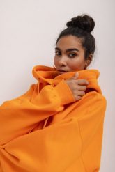 Bluza z kapturem oraz HAFTEM w kolorze EXOTIC ORANGE- GARSON. Pomarańczowe bluzy damskie Marsala, bez wzorów, z bawełny, z kapturem. Za 329.90 zł.