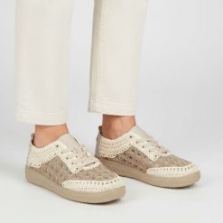 Półbuty damskie S.Barski, cholewka połączenie materiału tekstylnego i koronki wiązanie klasyczne perforowane panele niski fason zaokrąglony nosek, be. Brązowe półbuty damskie S.BARSKI, bez wzorów, z koronki, klasyczne, bez obcasa, na płaskiej podeszwie, bez zapięcia. Za 189.00 zł.