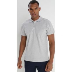 Jasnoszara Koszulka Cryma. Szare koszulki polo męskie Born2be, l, bez wzorów, z bawełny, klasyczne, bez ramiączek. Za 34.99 zł.