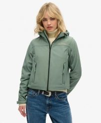 Superdry Kurtka Soft Shell Trekker z Kapturem – Krótki Krój. Zielone kurtki damskie Superdry., bez wzorów, z elastanu, z kapturem, trekkingowe. Za 472.95 zł.