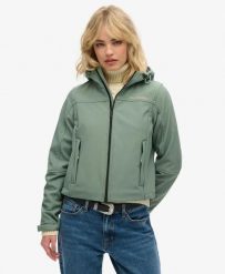 Superdry Kurtka Soft Shell Trekker z Kapturem – Krótki Krój – Laurel Khaki. Zielone kurtki sportowe damskie Superdry., bez wzorów, z elastanu, z kapturem, trekkingowe. Za 440.45 zł.