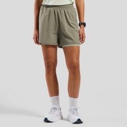 Spodenki damskie Odlo ESSENTIAL 4 INCH 2-in-1 short. Brązowe szorty sportowe damskie Odlo, bez wzorów, sportowe, do biegania. Za 195.15 zł.