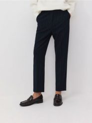 Spodnie jogger z wiskozą - granatowy. Niebieskie spodnie materiałowe damskie Reserved, l, bez wzorów, z tkaniny. W wyprzedaży za 89.99 zł.