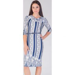 Biało-granatowa sukienka w stylu folk QUIOSQUE. Białe sukienki damskie QUIOSQUE, paisley, z dzianiny. W wyprzedaży za 46.00 zł.