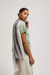 Szal letni z postrzępionym brzegiem szary. Szare szaliki i chusty damskie MOODO, na lato, bez wzorów. W wyprzedaży za 19.99 zł.