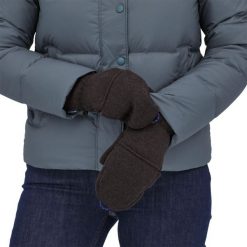 Rękawiczki polarowe Patagonia Better Sweater Gloves. Czarne rękawiczki damskie Patagonia, bez wzorów, z polaru, sportowe. Za 229.99 zł.