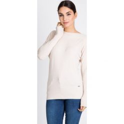 Beżowy sweter z ozdobnym splotem QUIOSQUE. Swetry damskie marki QUIOSQUE. W wyprzedaży za 59.99 zł.