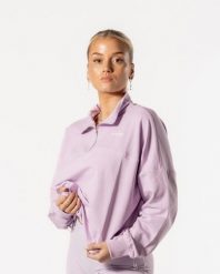 Damska bluza Luxe z krótkim zamkiem, oversize, ze ściągaczem w pasie – liliowy. Czerwone bluzy damskie AESTHETIC WOLF, s, bez wzorów, z bawełny, bez kaptura, na fitness i siłownię. Za 149.99 zł.
