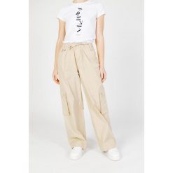 Spodnie Kobieta ONLY Onlzely Mw Wide Cargo. Brązowe spodnie sportowe damskie Only, bez wzorów, z tkaniny. Za 223.50 zł.