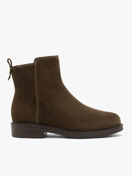 Zielone botki ze skóry welurowej. Zielone botki damskie Brawo sp. z o.o., ze skóry, eleganckie, z okrągłym noskiem, bez obcasa, na obcasie, bez zapięcia. Za 429.99 zł.