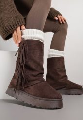 Brązowe Botki w Stylu Śniegowców z Frędzlami i Cholewką Imitującą Nogawkę Sierafera. Brązowe botki damskie Born2be, z jeansu, bez obcasa, na płaskiej podeszwie, bez zapięcia. Za 139.99 zł.