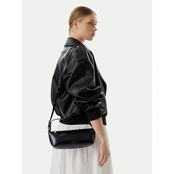 Torebka Calvin Klein. Czarne torebki do ręki damskie Calvin Klein, bez wzorów, klasyczne, bez dodatków. Za 331.99 zł.
