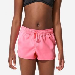 Spodenki surfingowe dla dzieci Decathlon 100 Caro. Czerwone spodenki dla dziewczynek Decathlon, bez wzorów, z materiału, sportowe. Za 34.99 zł.