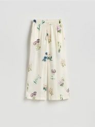 Spodnie z lyocellem - wielobarwny. Spodnie materiałowe damskie Reserved, l, bez wzorów, z lyocellu. Za 159.99 zł.