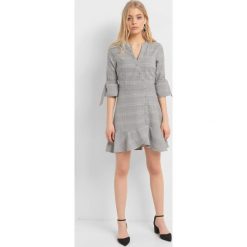 Trapezowa sukienka z falbanką. Sukienki damskie marki Orsay. Za 159.99 zł.