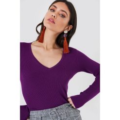 NA-KD Sweter basic w prążki - Purple. Fioletowe swetry damskie NA-KD, z dzianiny, dekolt w kształcie v. Za 121.95 zł.