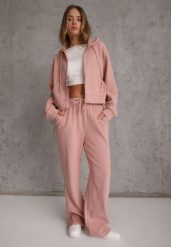 Różowy Prążkowany Komplet Dresowy Spodnie o Szerokim Kroju i Bluza z Kapturem Rerih. Czerwone bluzy damskie Renee, l, bez wzorów, z dresówki, z kapturem. Za 169.99 zł.