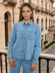 Koszula jeansowa z efektem sprania - niebieski. Niebieskie koszule damskie Sinsay, l, bez wzorów, z jeansu, bez kołnierzyka, bez ramiączek. Za 59.99 zł.