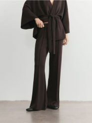 Dresowe spodnie z modalem - ciemnobrązowy. Brązowe spodnie dresowe damskie Reserved, l, bez wzorów, z dresówki. Za 119.99 zł.