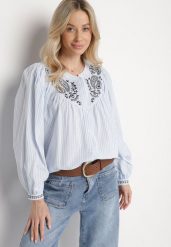 Jasnoniebieska Bawełniana Koszula Ozdobiona Haftem Velretia. Niebieskie bluzki damskie Born2be, m, bez wzorów, z bawełny, biznesowe, bez kołnierzyka, bez ramiączek. Za 119.99 zł.