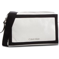 Torebka CALVIN KLEIN - Outline Medium Crossbody K60K604820 102. Listonoszki damskie marki Calvin Klein. Za 449.00 zł.