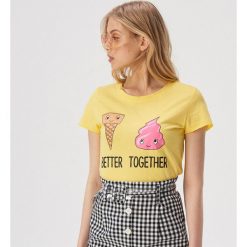 Krótki t-shirt z kolorowym nadrukiem - Żółty. Żółte t-shirty damskie Sinsay, l, bez wzorów, bez kołnierzyka. W wyprzedaży za 7.99 zł.