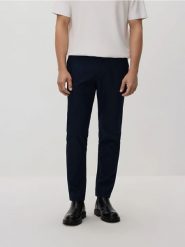 Spodnie chino slim fit - granatowy. Niebieskie spodnie materiałowe męskie Reserved, bez wzorów, z tkaniny. Za 159.99 zł.