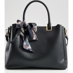 Torebka city bag z apaszką - Czarny. Czarne szaliki i chusty damskie Mohito, bez wzorów, bez dodatków. W wyprzedaży za 79.99 zł.